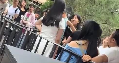 女子被陷偷拍，虽然被诬陷的女子情绪激动，而诬陷她人的女子也积极道歉，但白衣女子一