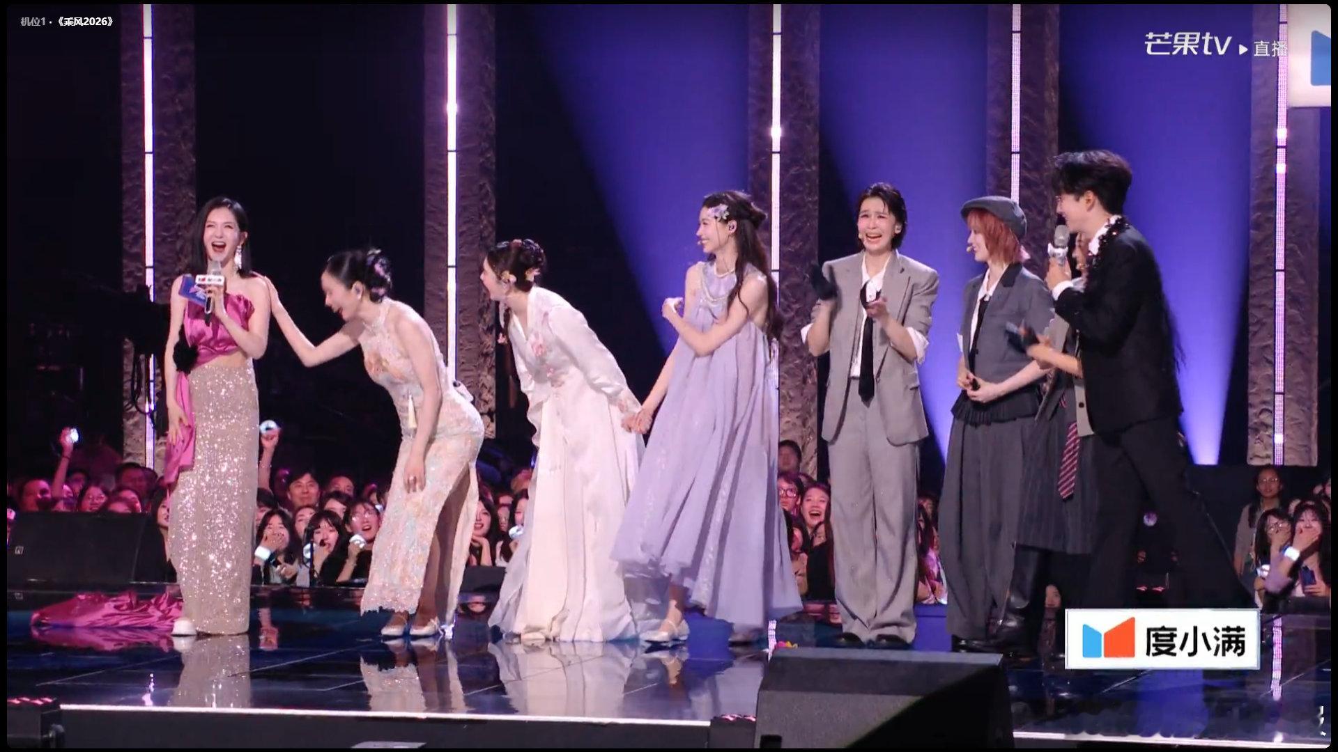 怎么每年都有姐姐踩谢娜的裙子不愧是资深主持人，乘风现场被踩裙，谢娜笑着圆场送好