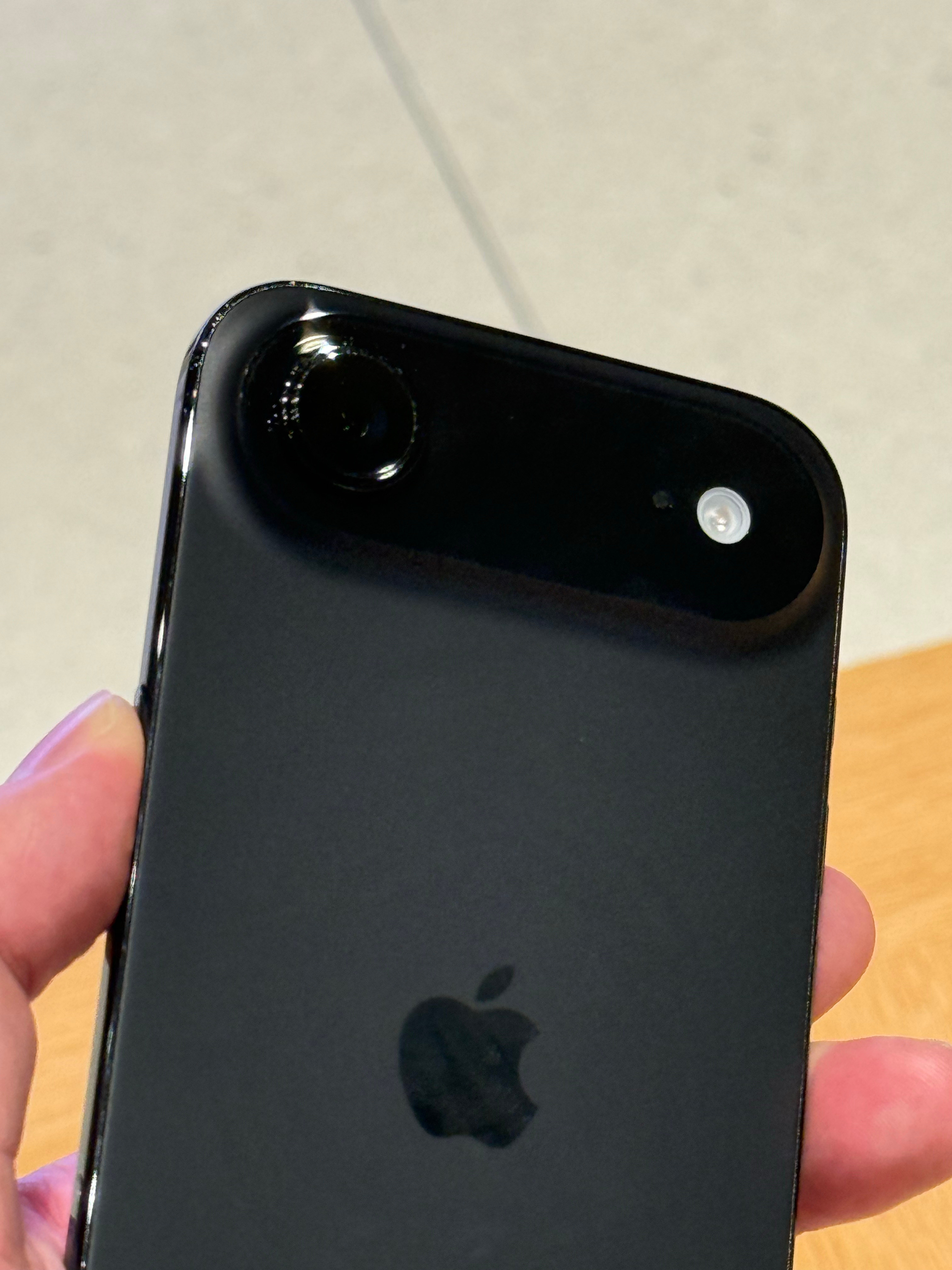 总算是摸到iPhoneAir的真机了怎么说呢上手真的太惊艳啦，好正[