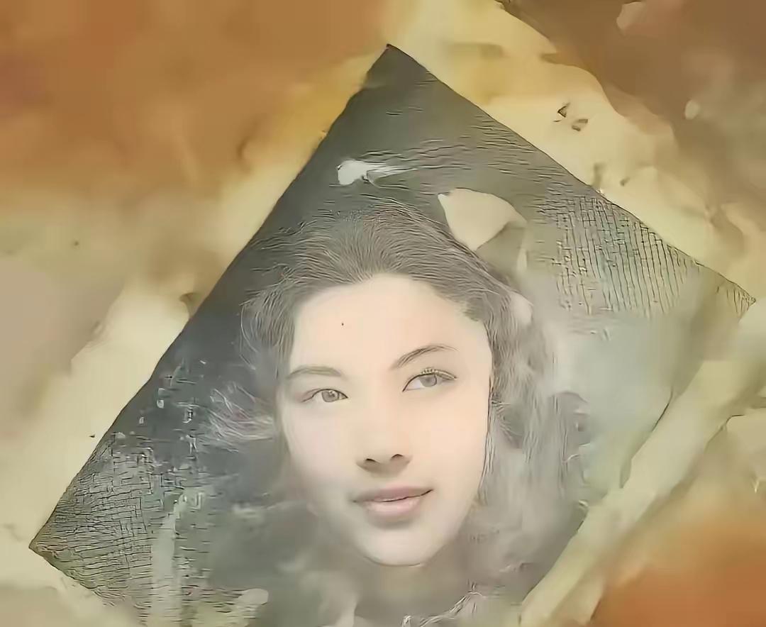 2016年，韩国送回一批烈士遗骸。其中一个骨灰盒里有个小铜镜，打开发现夹着张旧照