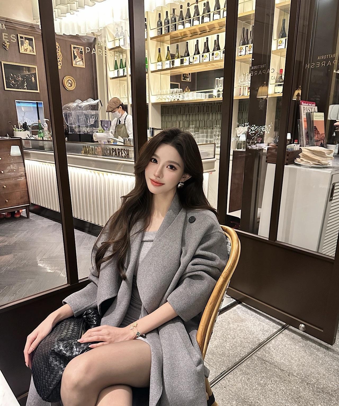 优雅咖啡馆时光，精致穿搭，享受美好下午