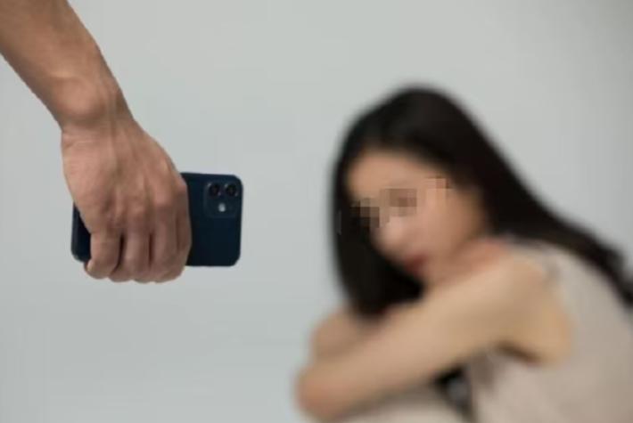 陕西汉中发生一起典型的预谋式入户犯罪案件，男子精心伪装物业工作人员，蹲点摸排独居