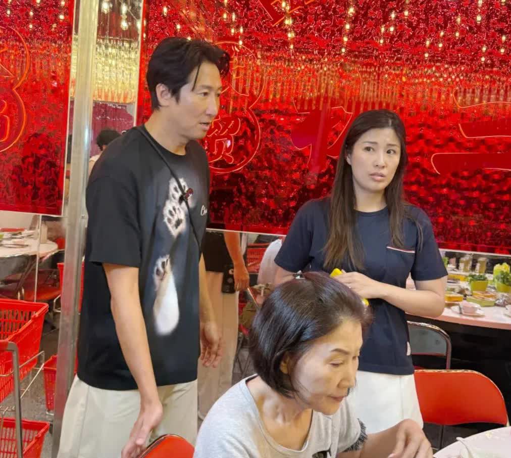 洪金宝韩籍前妻广东吃火锅被偶遇，儿子儿媳陪伴左右很孝顺!离婚后单身多年却不寂寞