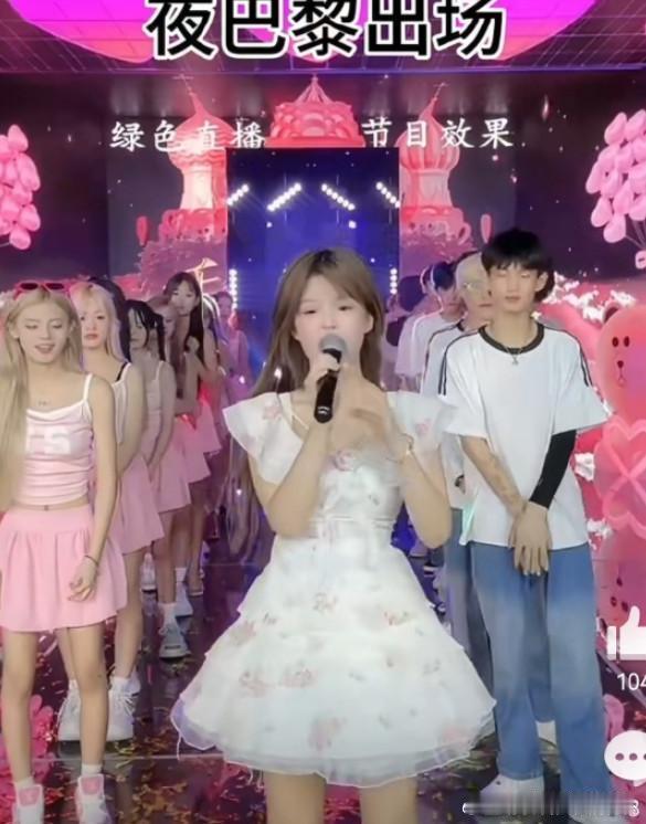 拥有1113万粉丝的快手主播“夜巴黎”被永久封禁。这是今天的大事件。封禁理由不是