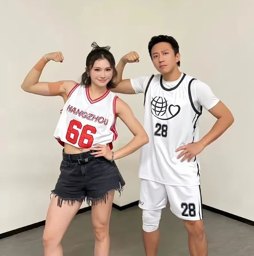 😯😯😯邓超与吴艳妮合影曝光，照片中邓超身形挺拔，引发对其身