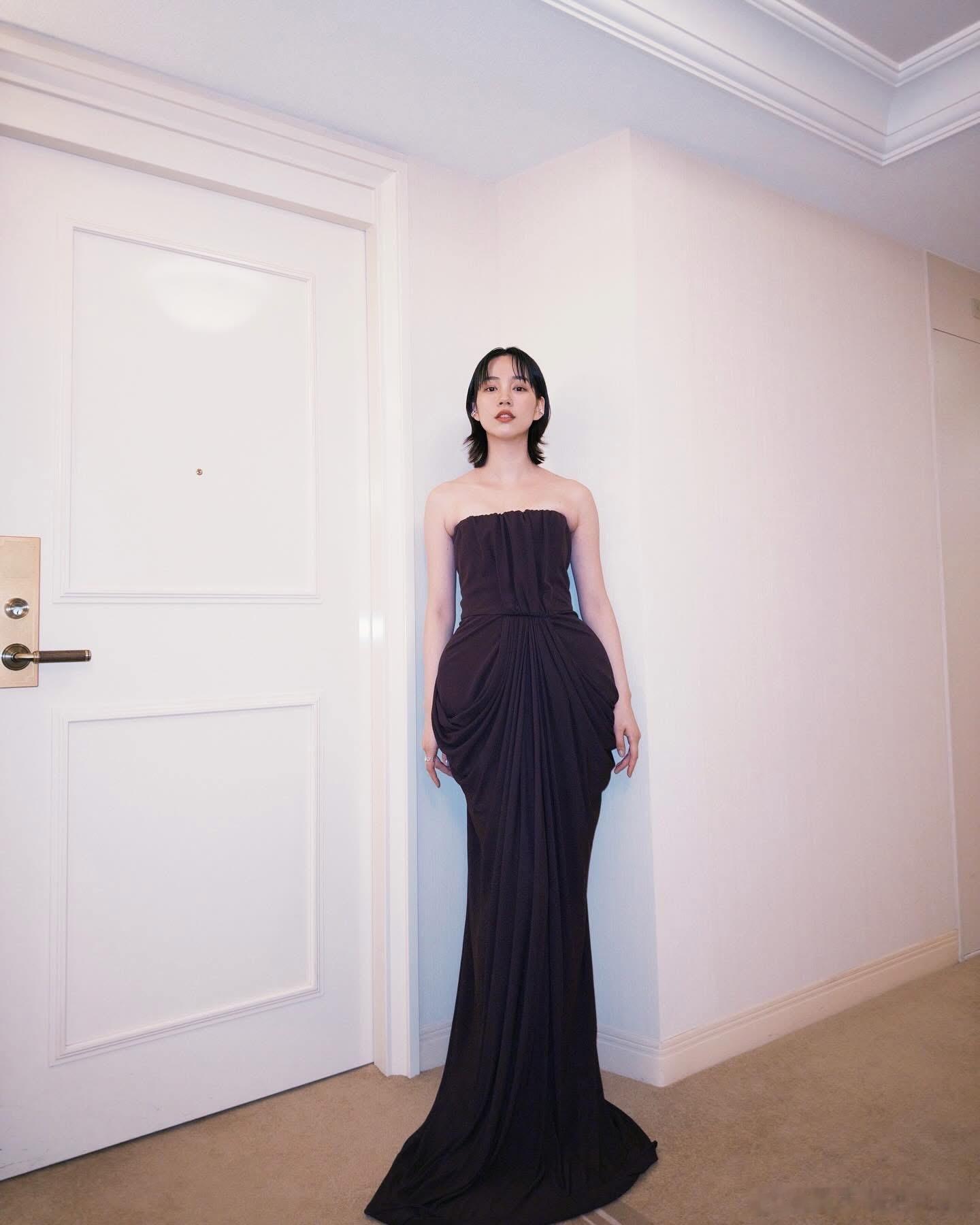 一组能年玲奈在东京国际电影节上的照片​​​