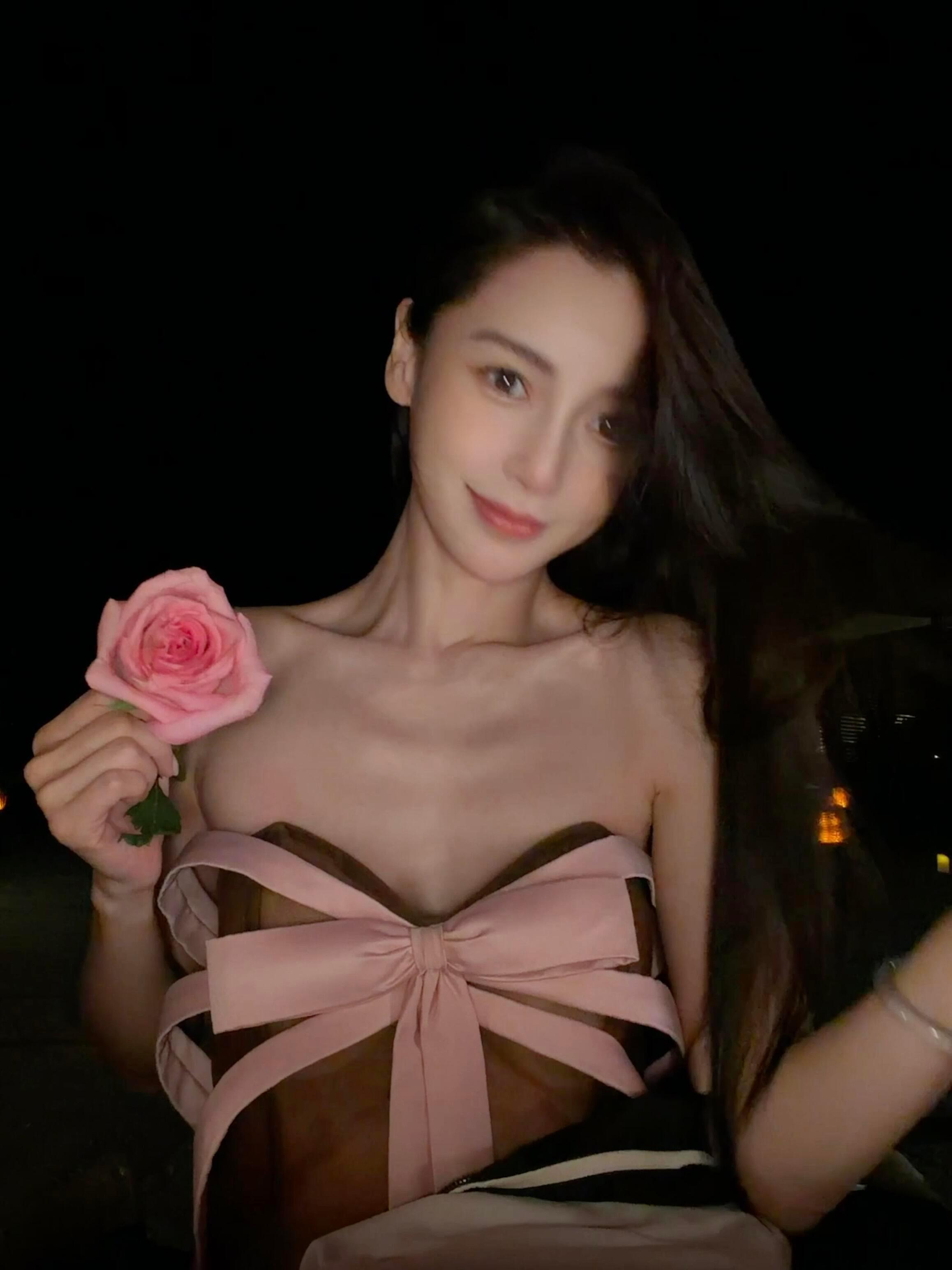 杨颖angelababy20260819小红书更新配文：🌹