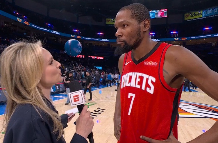 杜兰特和申京都是火箭队的当家球星，二人的关系也不错。虽然两人有着14岁的年龄差距