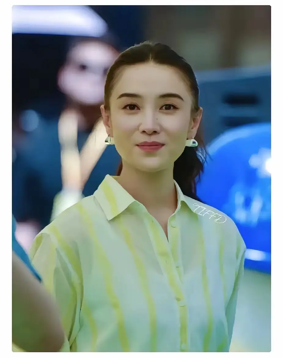 研究了大半天，​终于从宋佳身上发现一个秘密，那就是女人可以胖可以瘦，但是千万不能