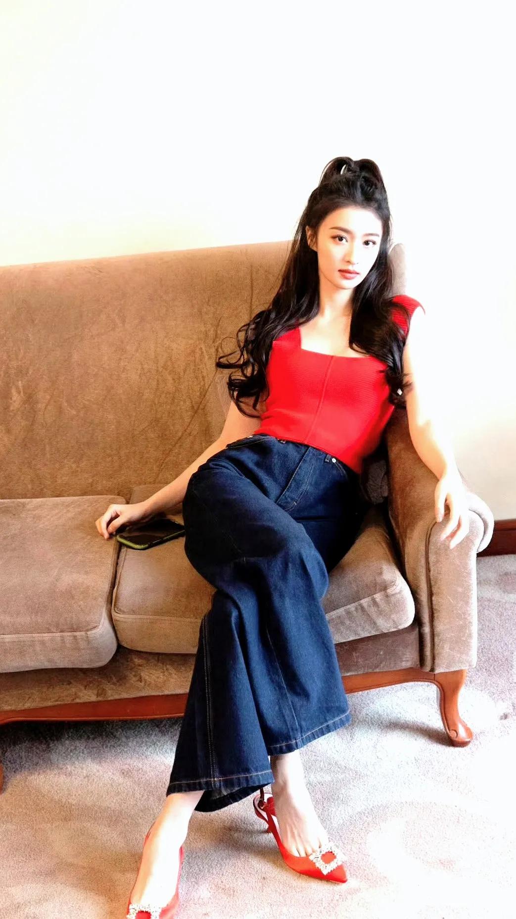 王楚然参加时装展，那真把东方女人的魅力展现得淋漓尽致。她五官精致立体，眉目如画，