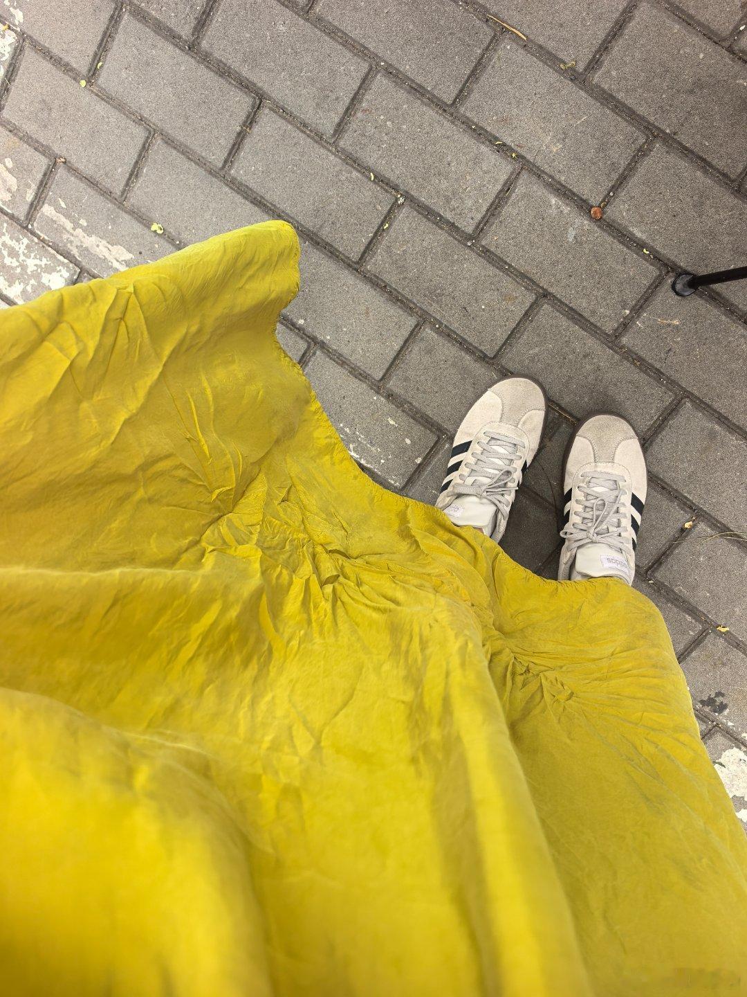 这不胡闹嘛，这让我怎么骑车？“贺涵～贺涵～俺嘞德训鞋打支架爱脏，俺嘞裙子蹲单车就