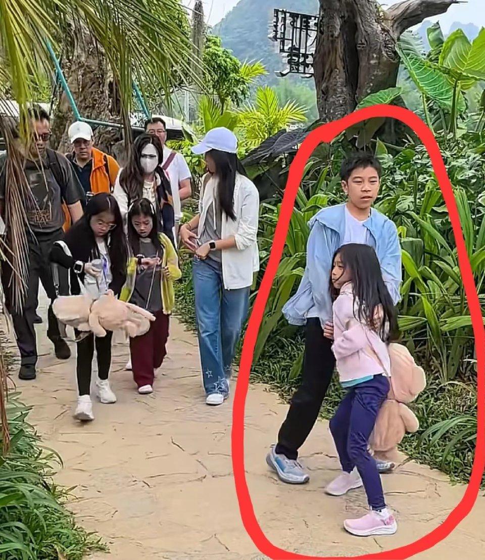 霍启刚带着三个孩子前往广西崇左游玩，一家人其乐融融，孩子们显得格外活泼可爱。途中