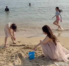 方媛带3个孩子海边度假，母女同框似姐妹，郭富城忙工作缺席。