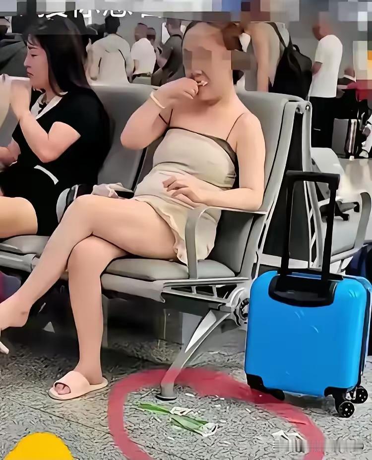 网友吐槽：这人不但为老不尊，而且素质极差。这是谁家的老妈呀，赶紧领回去吧，实在