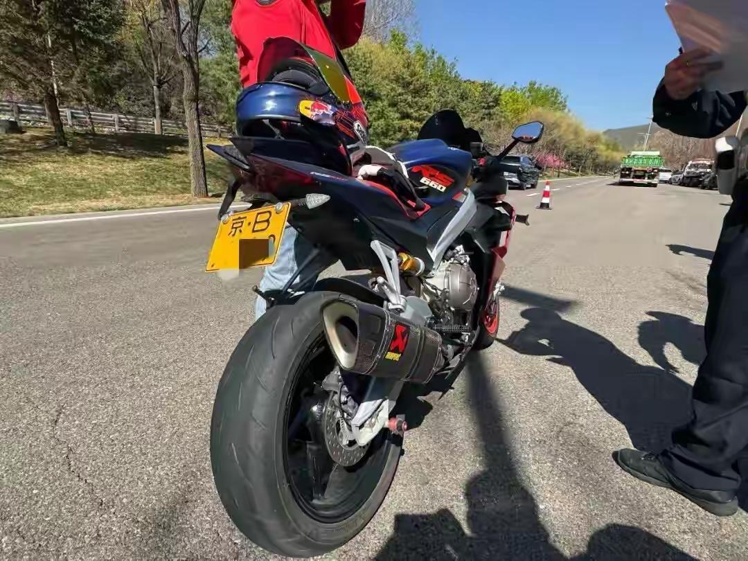 昨天（4月12日）北京怀柔范崎路，交警两小时查六七十辆摩托车，暂扣2台。违法集中