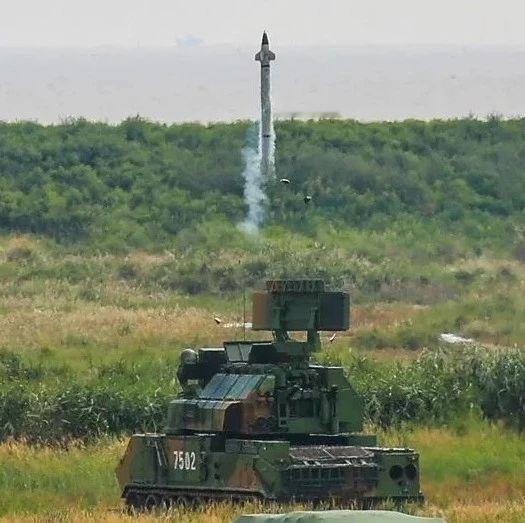 红旗-17究竟有多“硬核”？32枚防空导弹，15公里有效射程，C4ISR系统全方