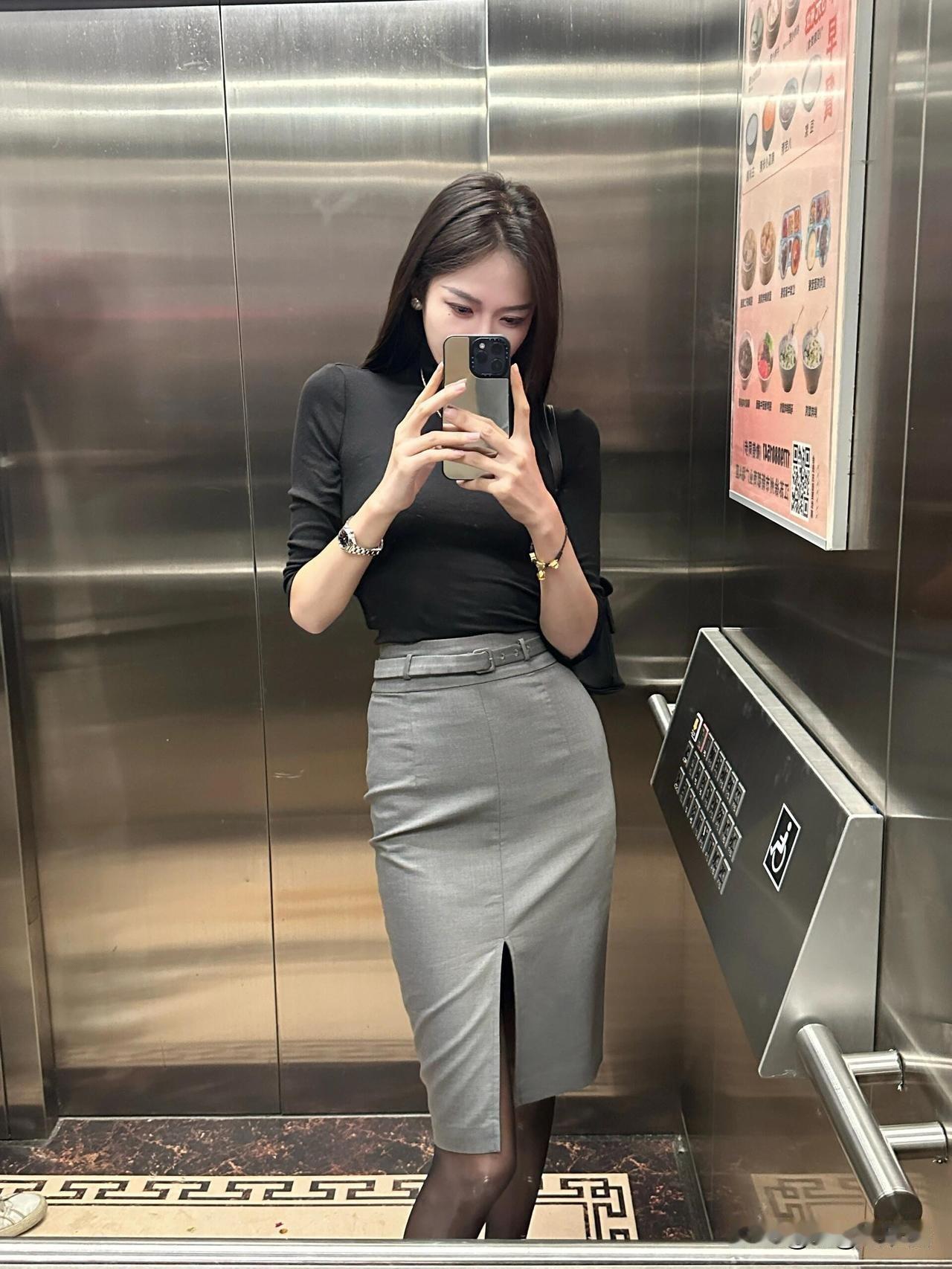 穿上黑色职业装，参加会议
