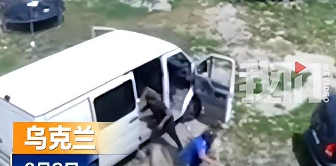 闹大了！乌克兰街头，当地平民面对强行征兵集体爆发，拿着铁锹、斧头、撬棍甚至家用刀