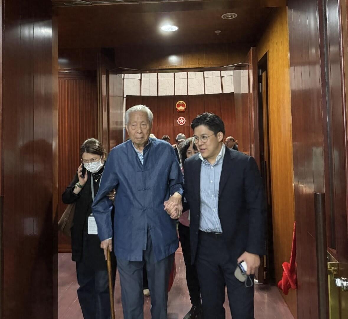 果然，有钱人的圈子都打通的～～近日，霍启刚陪施伯雄爷爷外出，85岁的施老腿脚不便