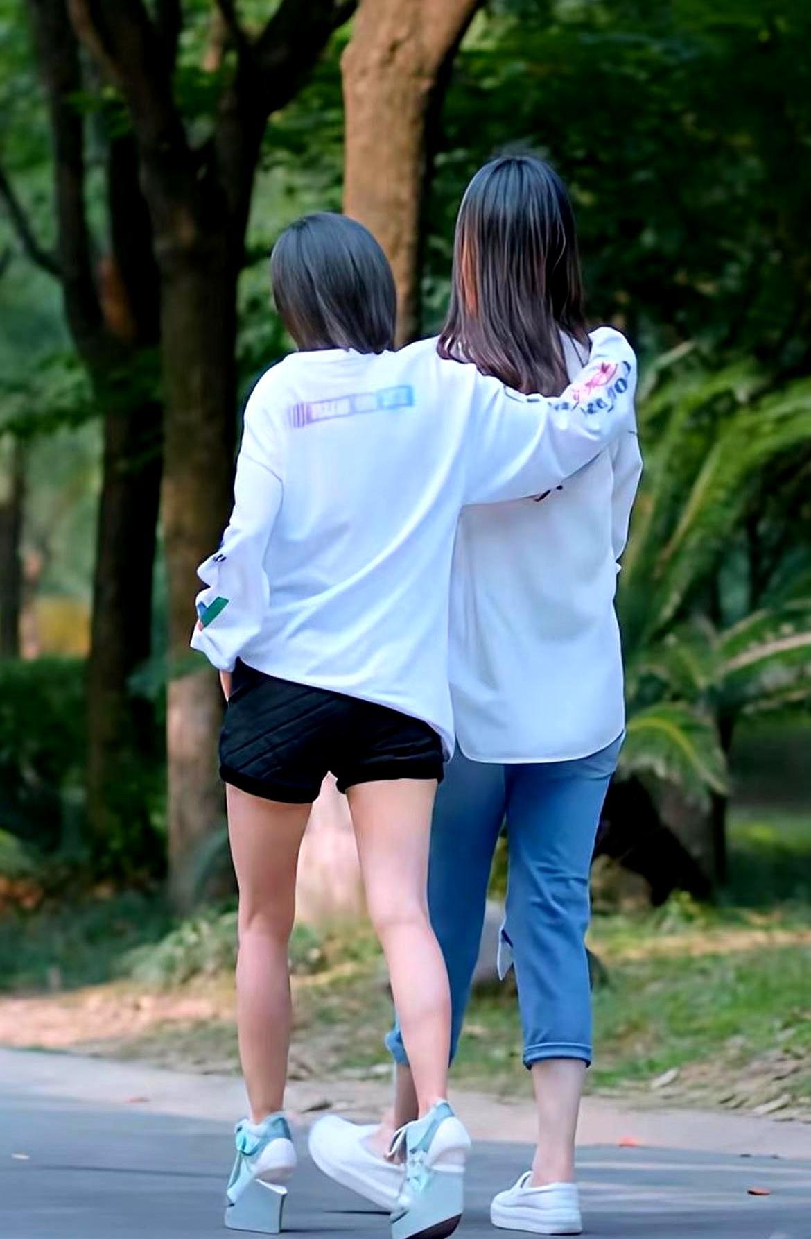 我天！蒋欣开口喊王子文小妖精那秒，我直接梦回2016年的欢乐颂22楼。这俩