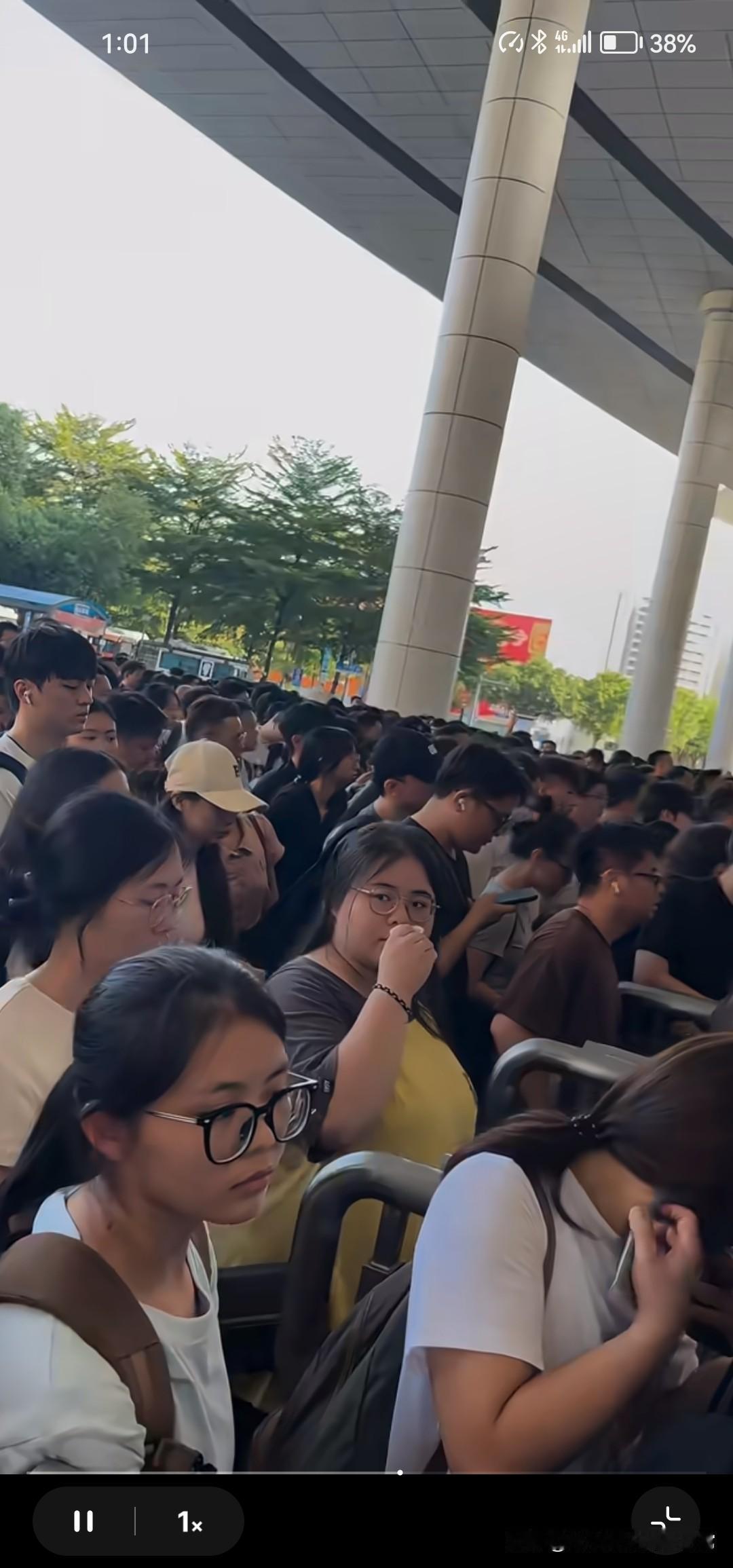 普宁高铁站崩溃了！进站口全部堵住了国庆大假还没到，普宁高铁站先“炸”了！进