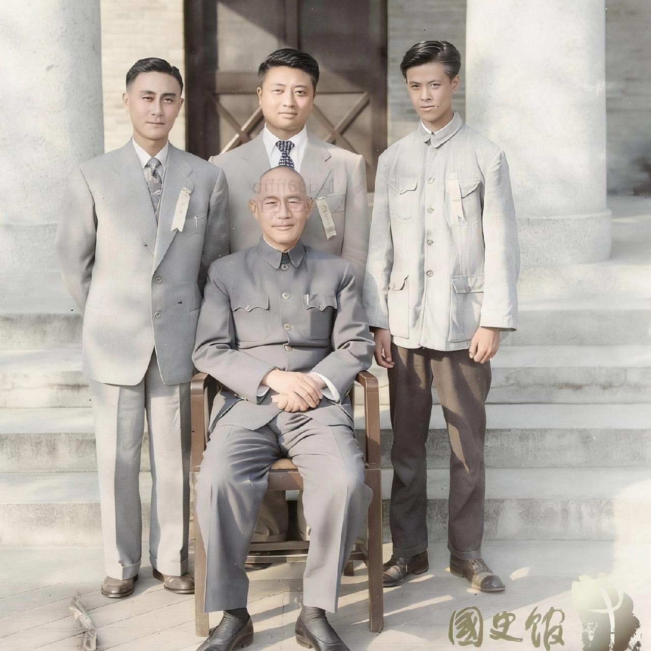 1949年，蒋介石离开大陆前，最后一次在四川成都接见抗日烈属，站在他身后的三个年