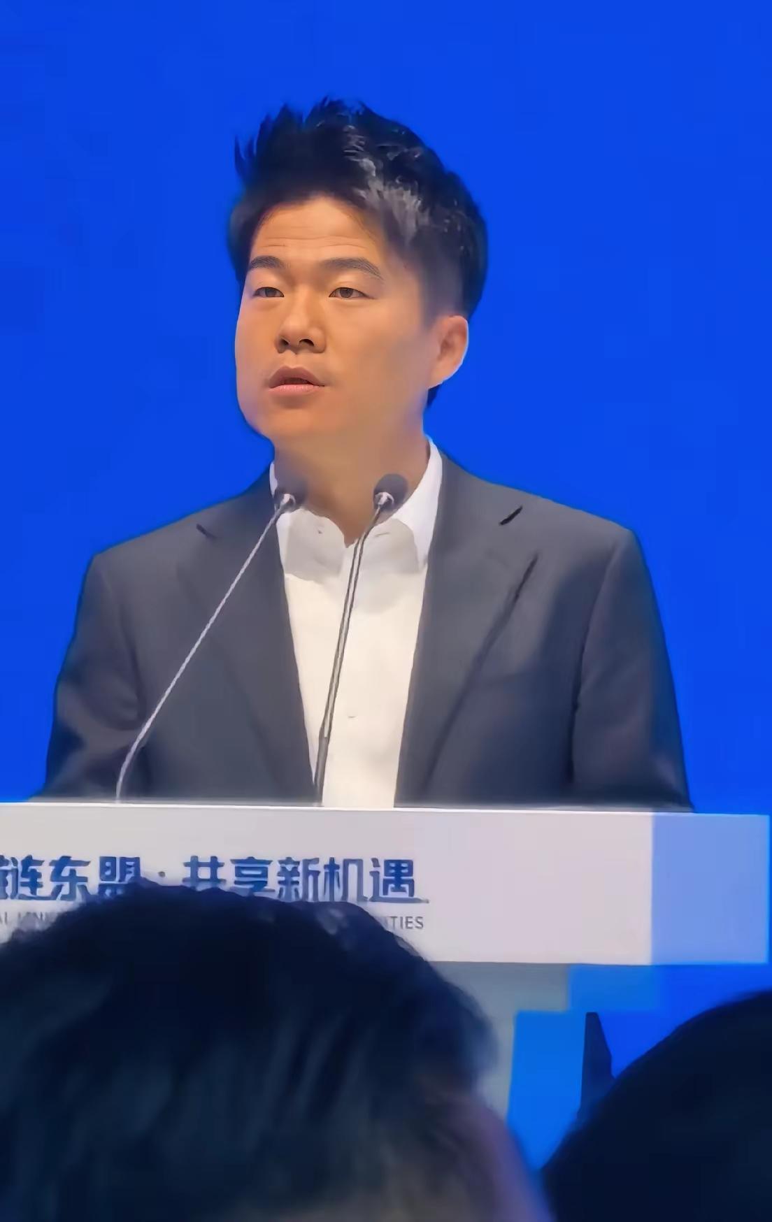 董宇辉又上新闻联播了，算下来这已经是第三次。镜头里头密密麻麻的人，他连正脸都