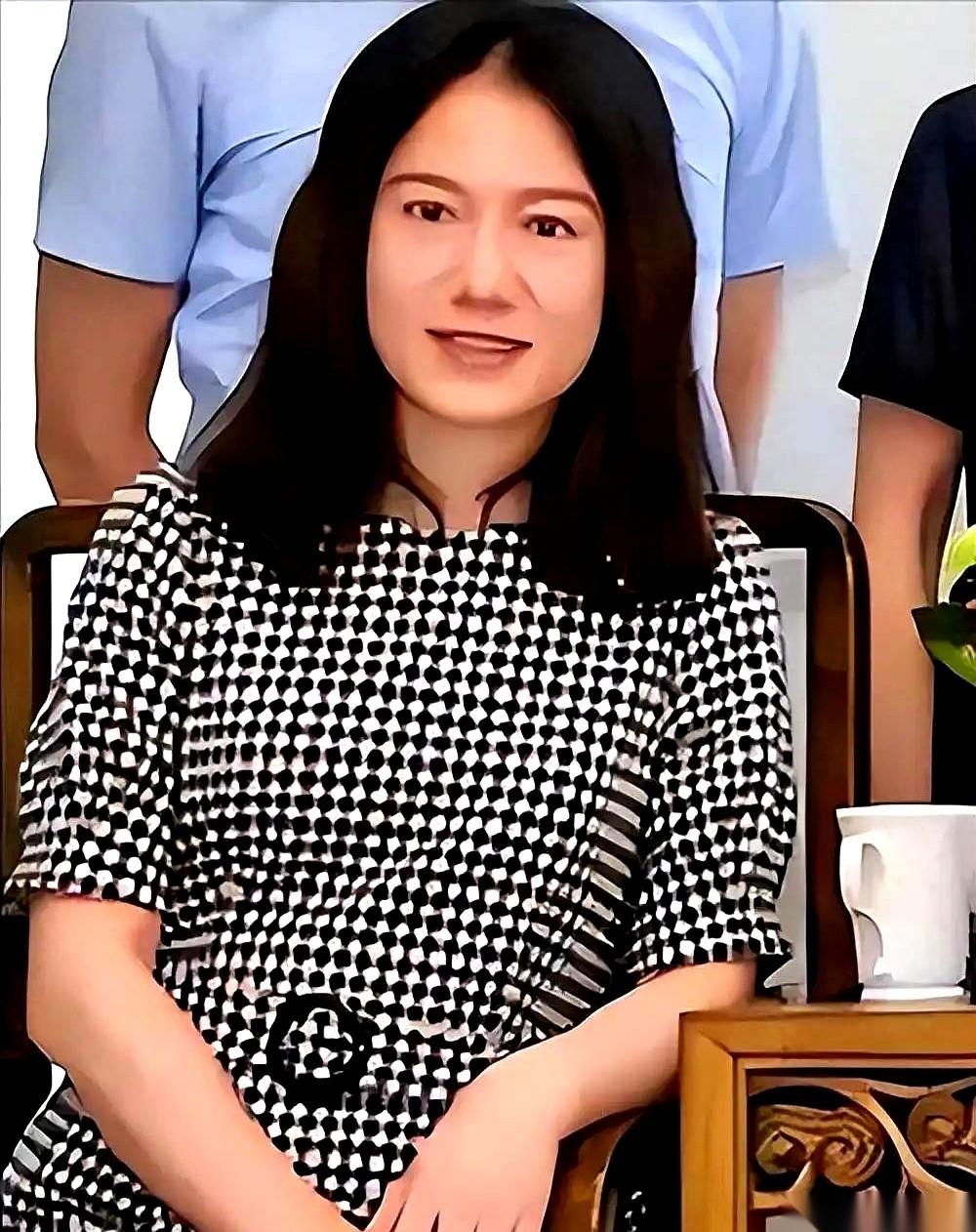 “卷走18亿，带着37箱现金连夜跑路英国。”最近，仅凭一张在机场推行李的照片，