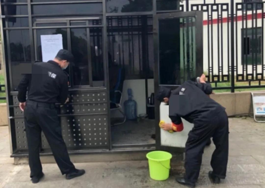 当保安一个月四五千块钱，当然能养活一家人了。大家别觉得保安这份工作不起眼，当保安