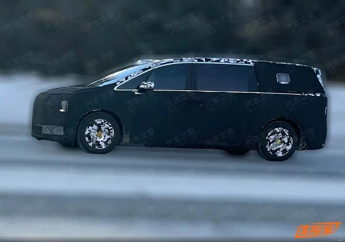 鸿蒙智行百万级新旗舰！尊界MPV最新谍照曝光，标轴长轴双布局。