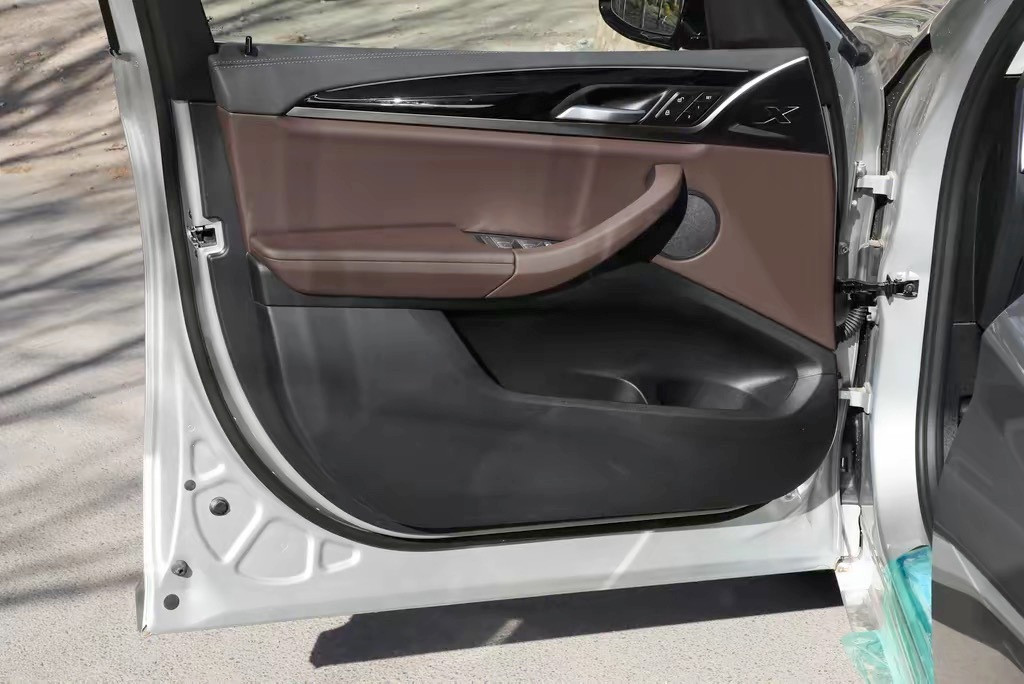 我记得理想i8发布的时候很多人说初次上车不知道在哪把门拉过来关车门，确实我妈