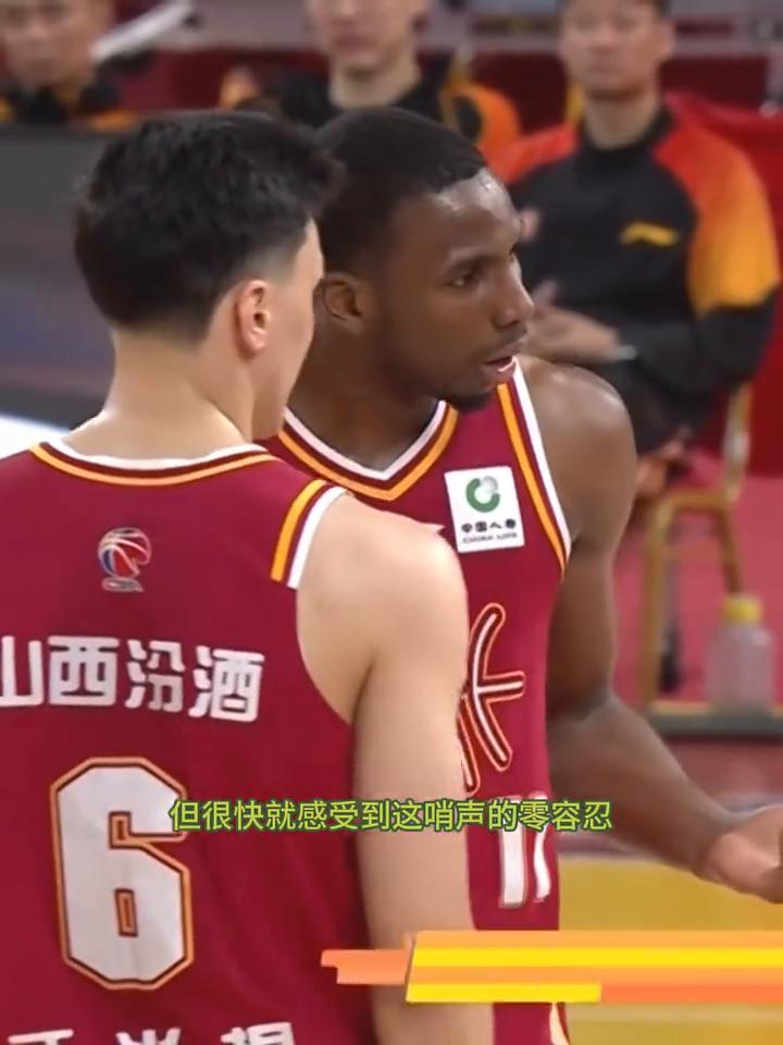 只要你敢抱怨，立马就是一个技犯。外籍裁判执法有多严？是真给本土CBA裁判上了一