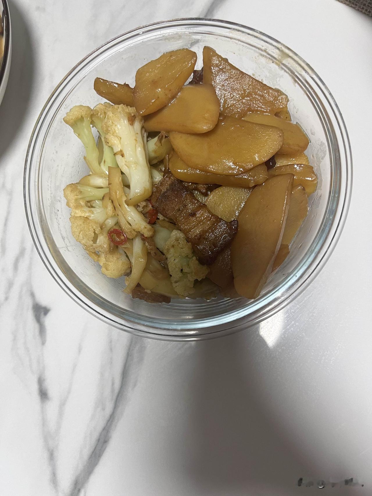 明天的午饭已经安排明白啦！看着玻璃碗里油亮亮的土豆片、软乎乎的花菜，还有肥瘦