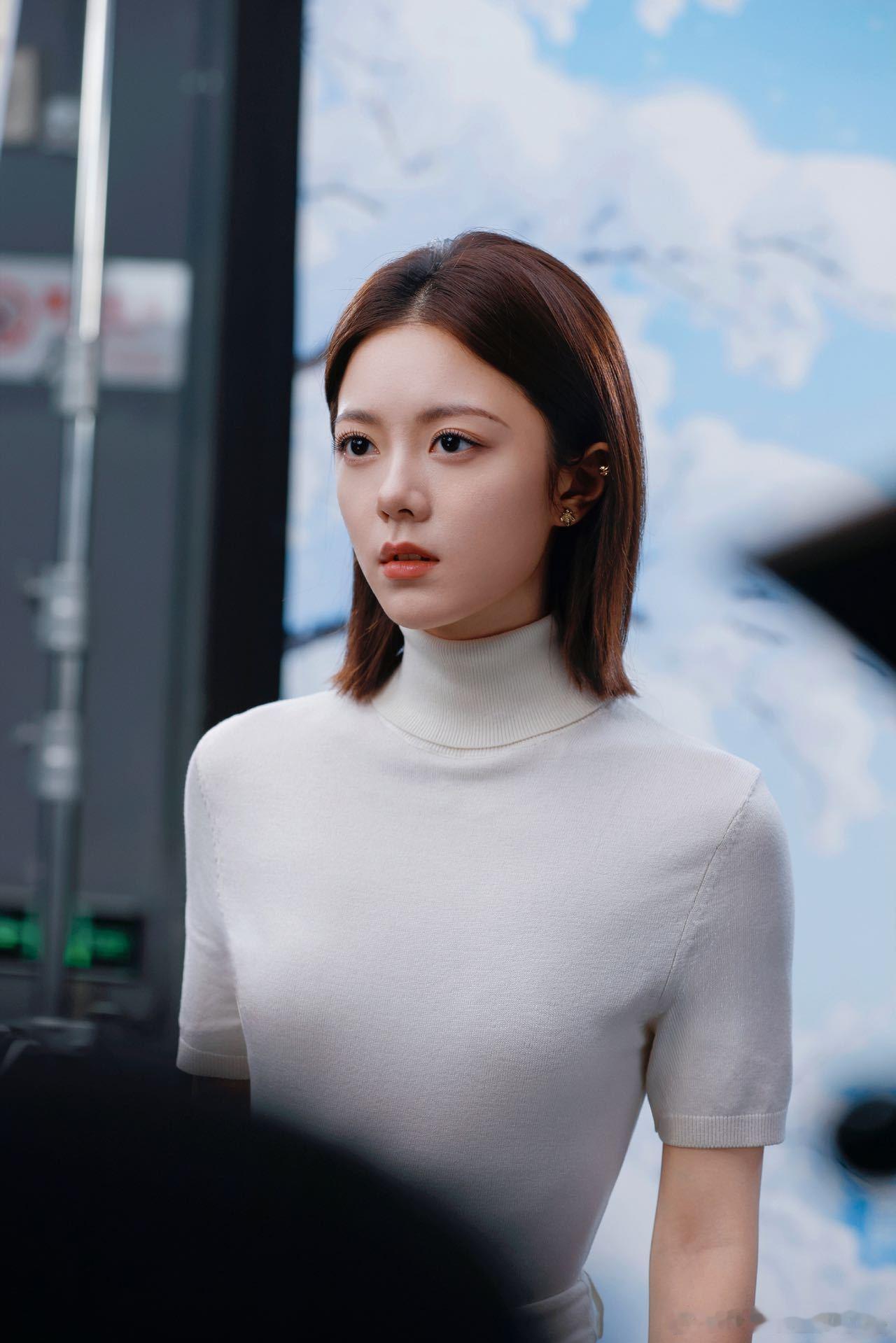 赵今麦职场女精英造型赵今麦怼脸拍吾家有女初长成说的就是赵今麦吧！怼脸拍生图能打