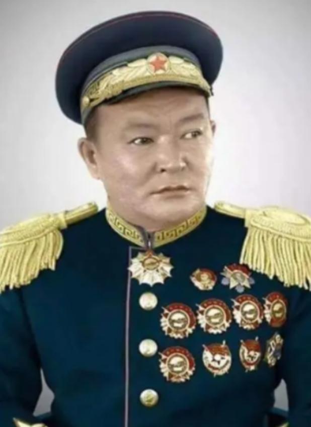 看清这个胸前挂满勋章的人，他是中华民族的罪人。就是他跟外人勾结，把外蒙古硬生生推