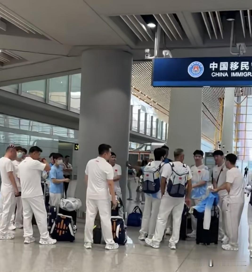 笑死我了！国乒一早出发日本名古屋亚运会，莎莎怎么又跑到男队去了？有网友说: