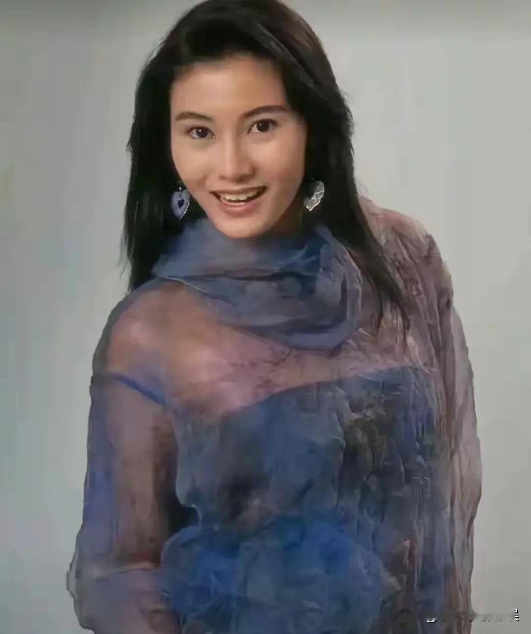 早期的李嘉欣看起来很普通，颜值甚至不如关之琳、张柏芝、蔡少芬、洪欣等人，到底是谁