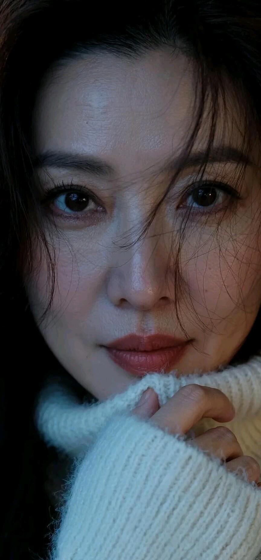 轻纱拂面，笑语盈盈。