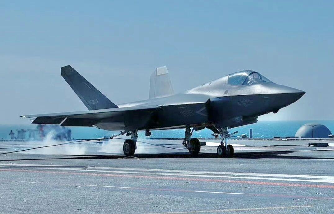 这差距真是太明显了！外网热传中国歼-35与美国F-35C舰载机弹射起飞画面对比