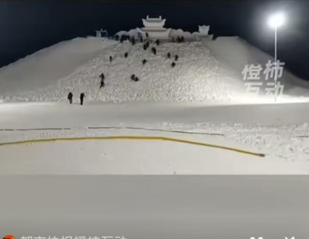 12月18日，长白山之巅，一场与冰雪的较量宣告胜利。巨型雪雕“云顶天宫”正式收工