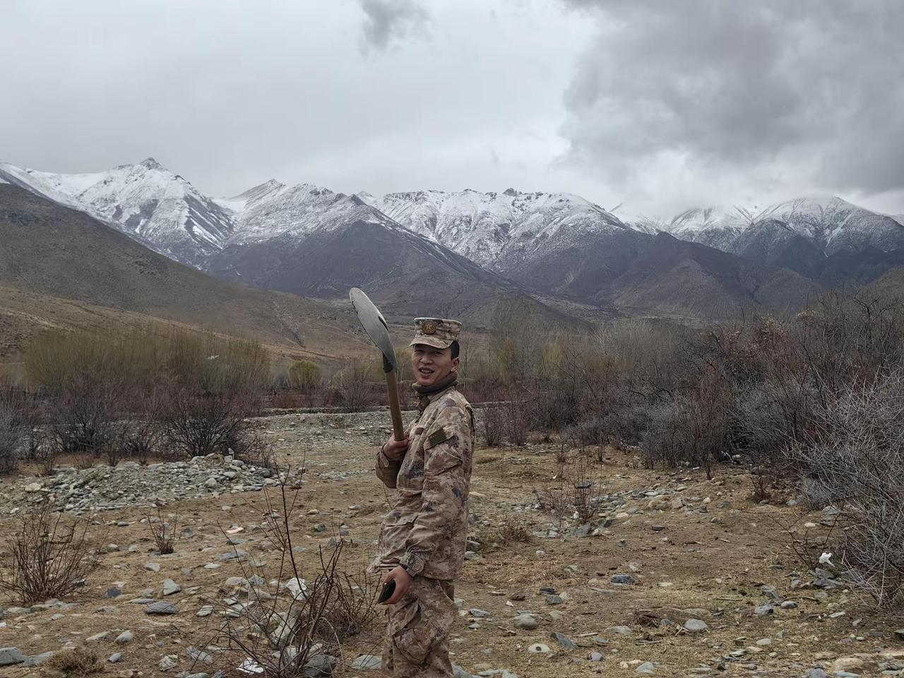 一把板锹手中握迷彩迷彩服退伍军人