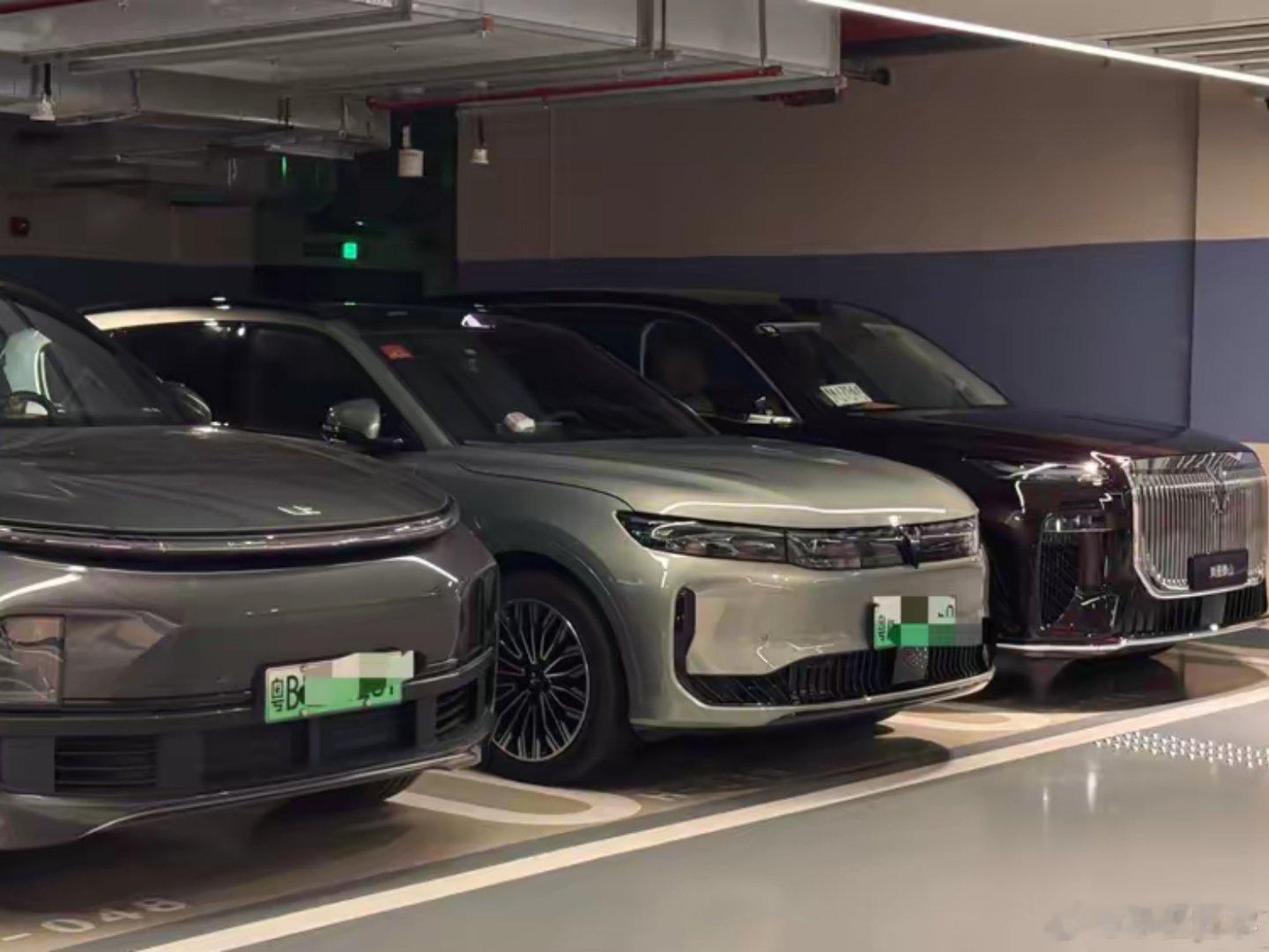 泰山真的很好看岚图泰山真的很显大…停在一起突然觉得我的FREE+小了……车尾好饱