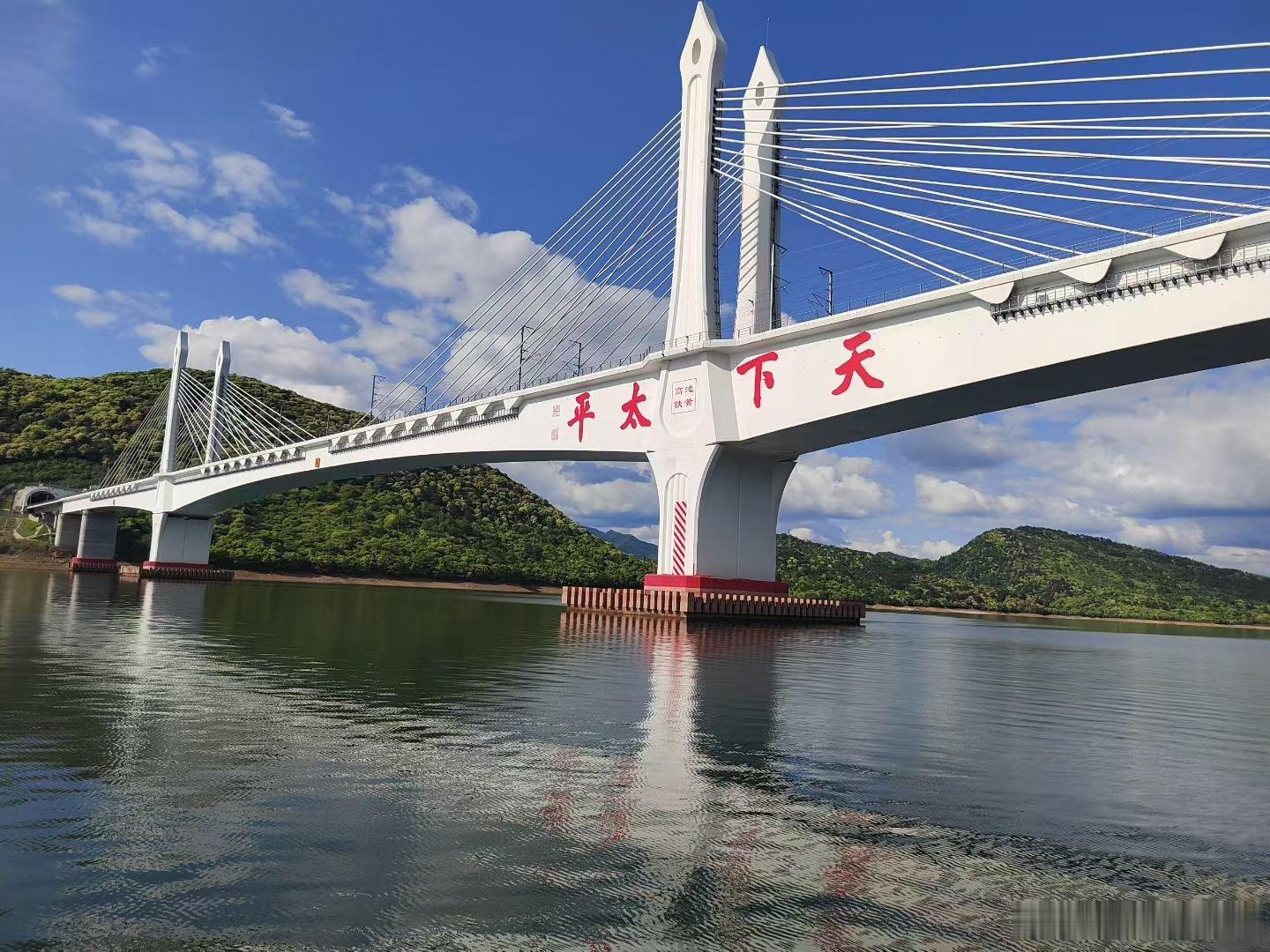 最美中国乘船游览太平湖，蓝天白云……旅拍用眼睛寻找美丽山美水美家乡美江南天天拍