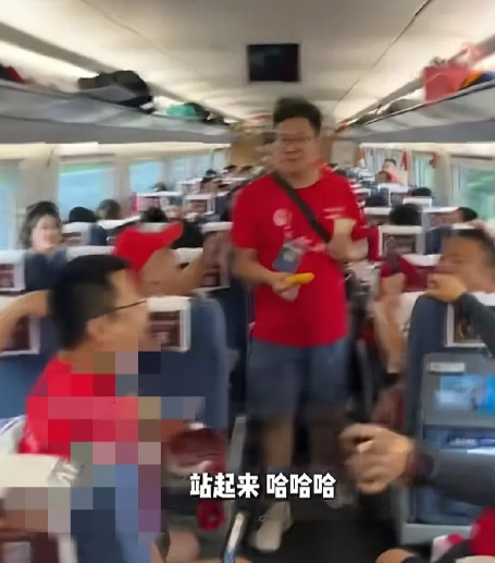 这也太尴尬了！两名“泰州”球迷误入“徐州”球迷敌营，俩小伙成了“大熊猫”。6月3