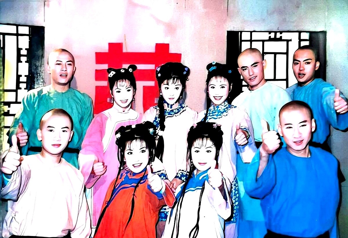 “柳红”陈莹晒出《还珠格格》当年片场旧照，一下子把人拉回二十多年前。琼瑶走了，但她捧红的这批人、留下