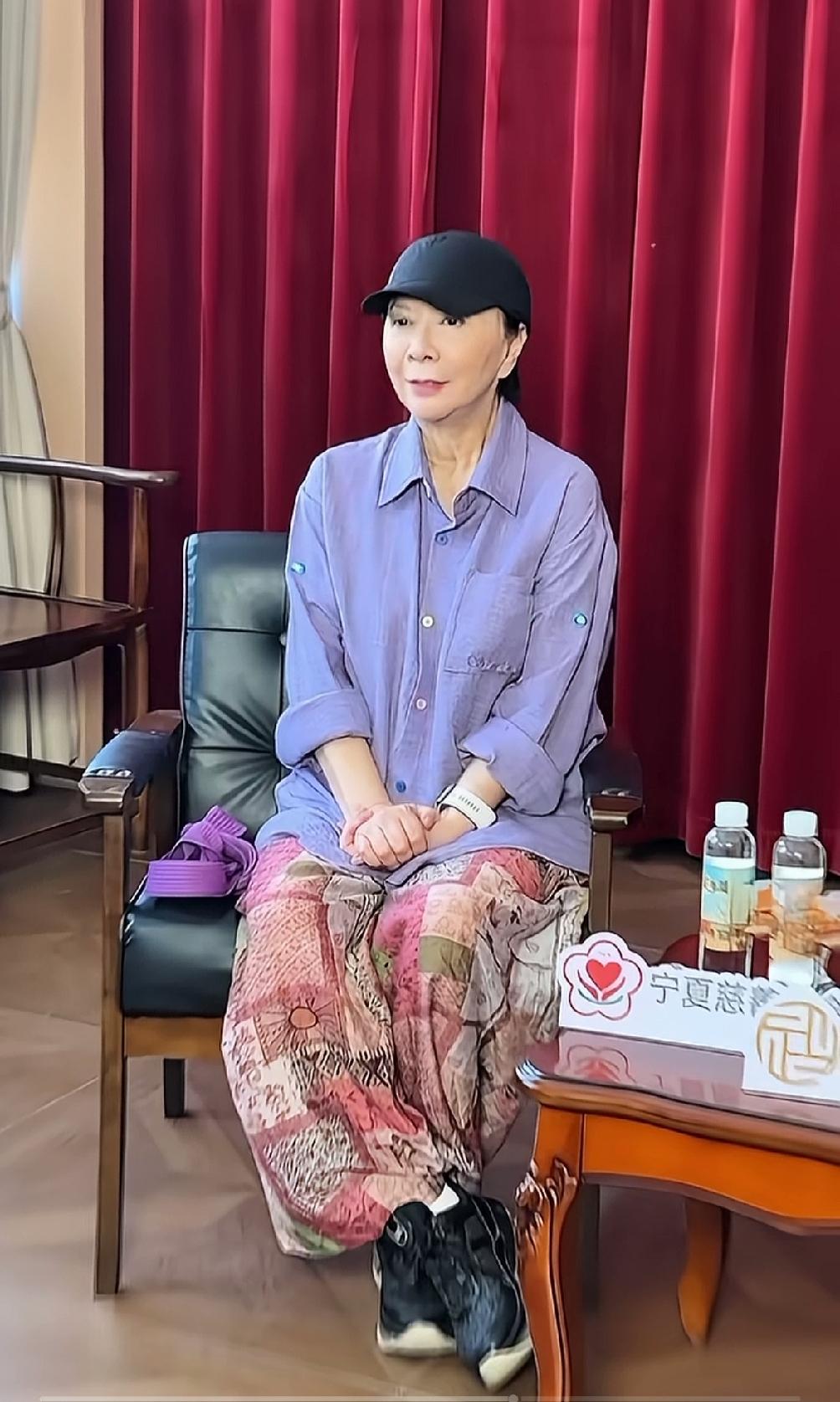 感觉蔡明这两年断崖式衰老！只要做过大的医美，衰老得更快，五官都变形了，脸和脖子反