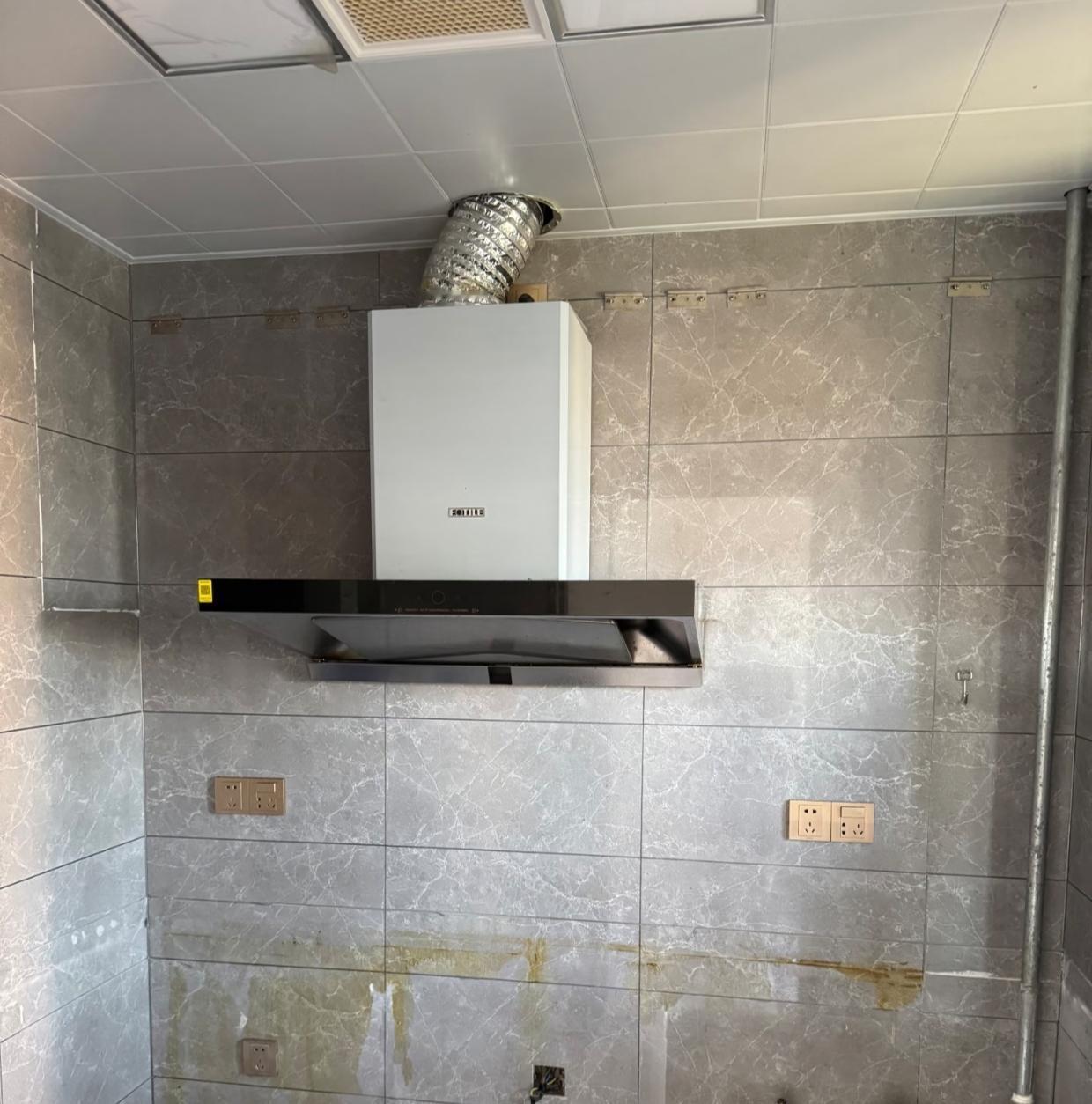 女子看中一套房子，谈好128万。交了1万定金后，她去卫生间时，无意中听到房主老婆