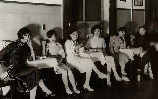 1949年毛主席在北京街头，意外碰到老鸨正在逼迫一个少女做娼妓，毛主席出面阻止，