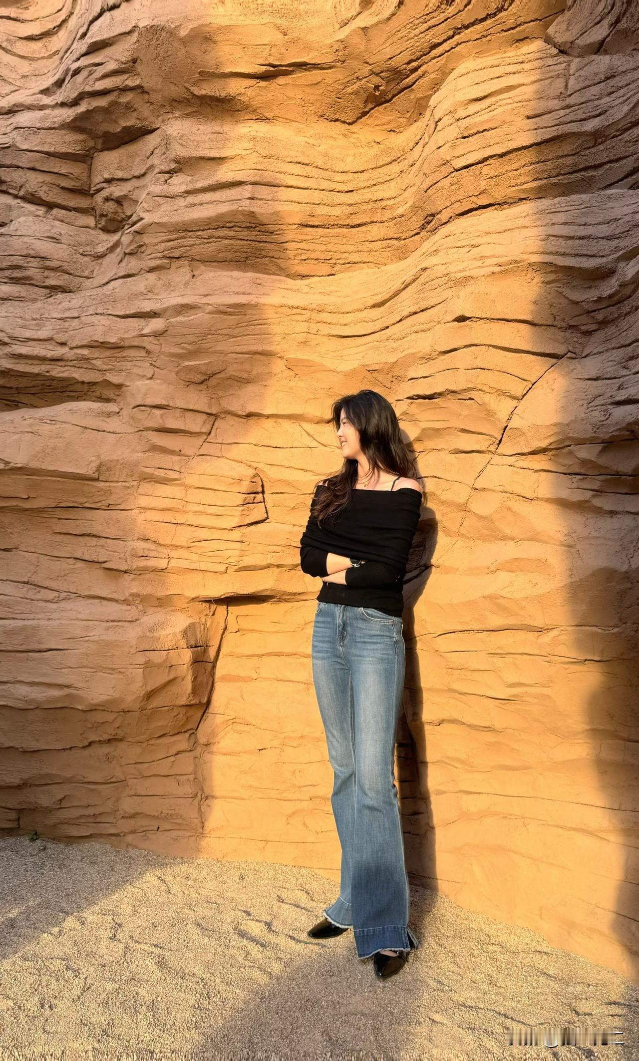 岩上倚美人，风姿似画中。山水美人图