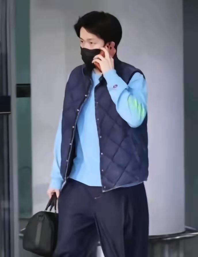 王楚钦的气场越来越强了不只是在赛场上看了去重庆的照片，惊到我了，认识他的知道